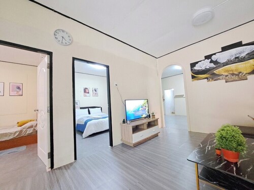 Getaway near Patong Beach, shops and restaurants. Homey, private, and memorable.