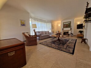 Télévision, cheminée