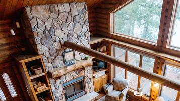 Smart-TV, Kamin, Bücher