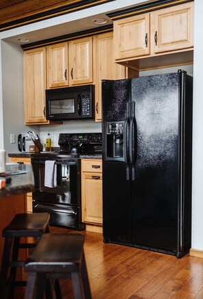 Refrigerador, microondas, horno y parrilla de estufa