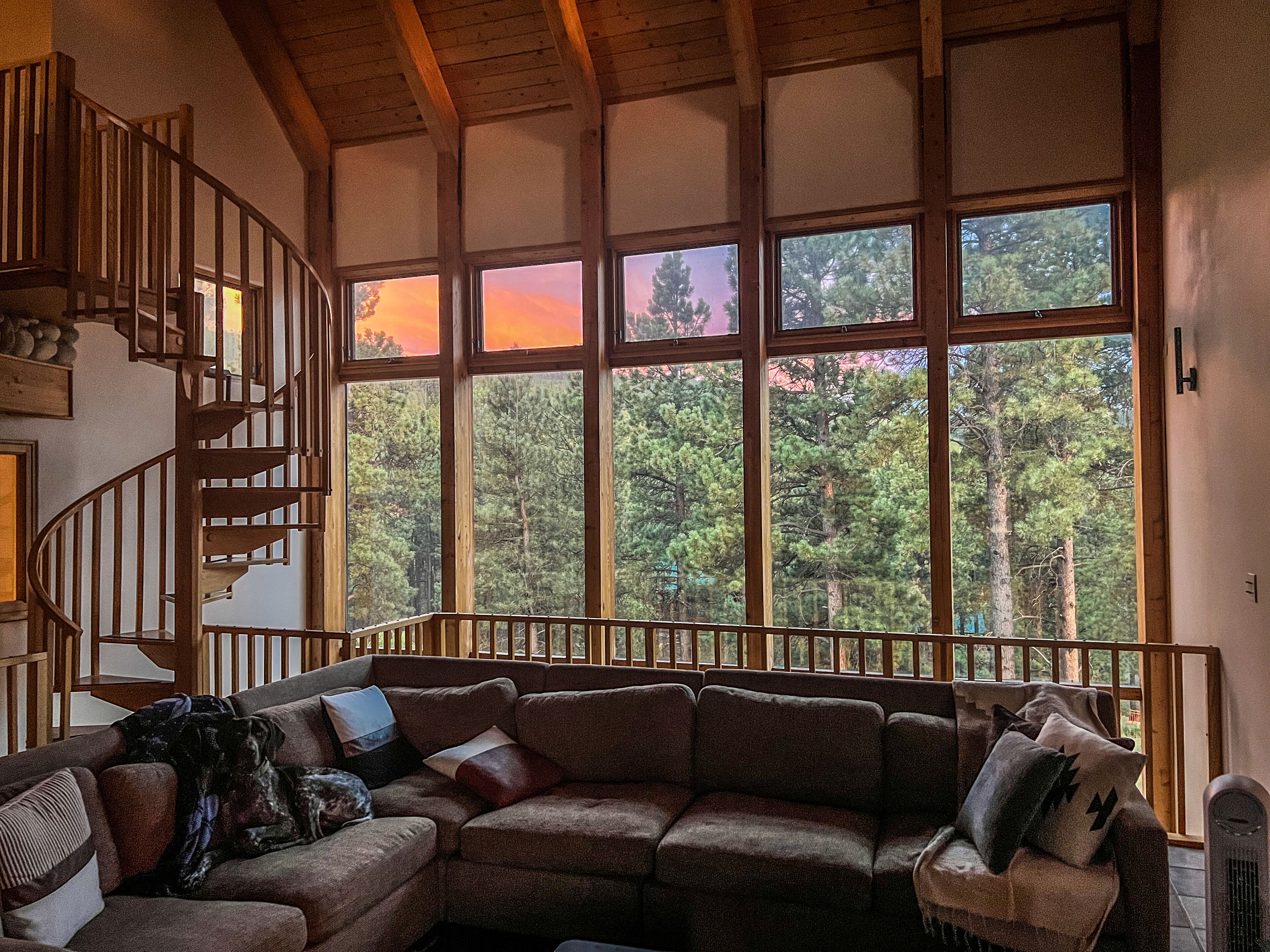 智能電視、壁爐、書籍、音響