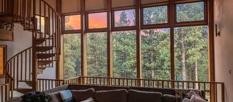 New listing! Modern ski retreat 2min to skiing! Dog friendly! 4bed3bath hottub