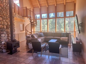 Smart TV, fireplace, books, stereo - New listing! Modern ski retreat 2min to skiing! Dog friendly! 4bed3bath hottub (Angel Fire)