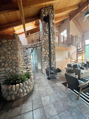 Terrace/patio - New listing! Modern ski retreat 2min to skiing! Dog friendly! 4bed3bath hottub (Angel Fire)