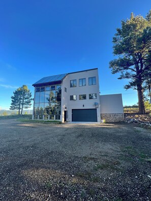 Exterior - New listing! Modern ski retreat 2min to skiing! Dog friendly! 4bed3bath hottub (Angel Fire)