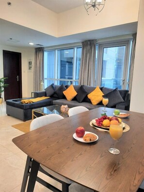 En 50-centimeters plasma-TV med Parabol-TV