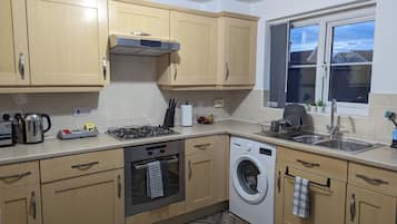 House | Private kitchen | Fridge, microwave, oven, stovetop