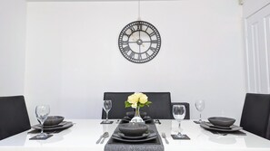 House | Dining - Burnley Entire House 4-bedrooms-sleeps 6-driveway (Burnley)