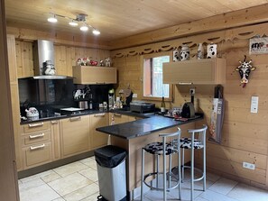 Fridge, microwave, oven, stovetop - Chalet Recent Tout Confort A 1,5 kms des Remontées de Chantemerle (Saint-Chaffrey)