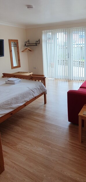 1 dormitorio, tabla de planchar con plancha, wifi y ropa de cama
