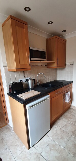 Microwave, toaster - Quiet , cosy annexe room (Stoke-on-Trent)