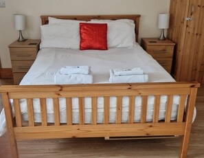 1 dormitorio, tabla de planchar con plancha, wifi y ropa de cama