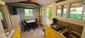 Réfrigérateur, micro-ondes, plaque de cuisson, cafetiÚre/bouilloire