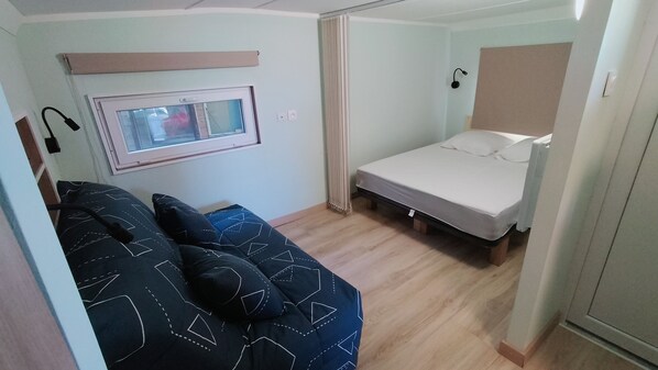 1 bedroom, travel cot
