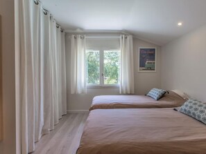 4 bedrooms, desk, Internet