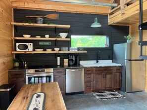 Frigorifero, microonde, forno, piano cottura