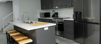 CASA CALI - SLEEPS UP TO 16 GUESTS