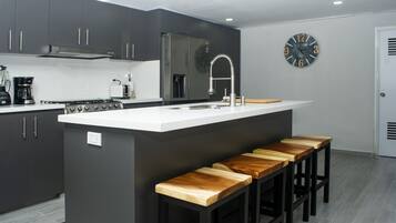 Refrigerador, microondas, horno y parrilla de estufa