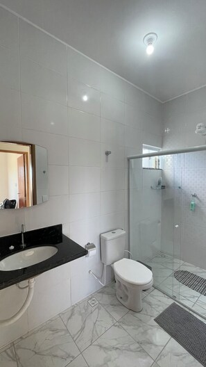 Een douche, toiletpapier
