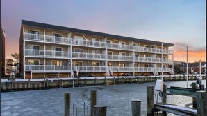 Un hotel de varios pisos con balcones, situado cerca de la costa.