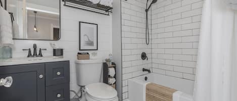 Een haardroger, een bidet, handdoeken, zeep
