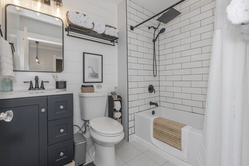 Little Italy! Close to Cleveland Clinic, University Hospital & University Circle