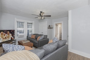 Smart TV - Little Italy! Close to Cleveland Clinic, University Hospital & University Circle (Cleveland)