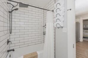 Secador de cabelo, bidĆŖ, toalhas de banho, sabonete