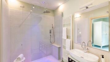 Een douche, een haardroger, een bidet, handdoeken