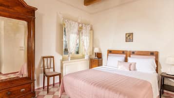 4 bedrooms, desk, iron/ironing board, travel crib