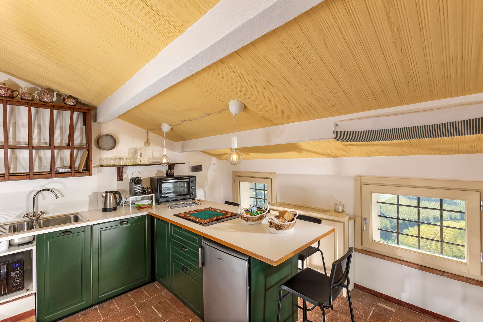 Refrigerador, microondas, horno y cafetera y tetera 