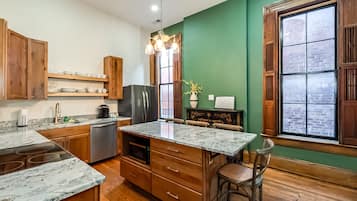 Frigorífic, microones, forn i placa de cuina