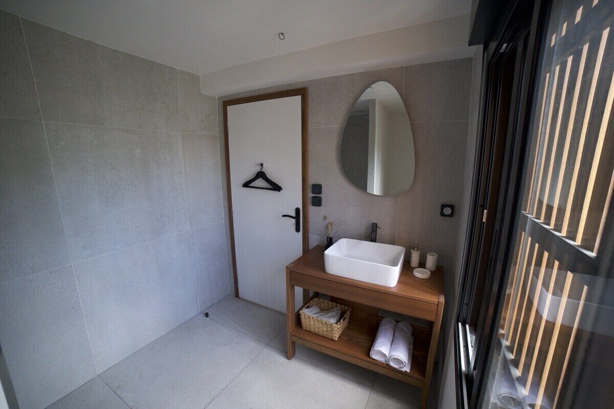 executive double room, private bathroom (cocotier) | bathroom | free toiletries, hair dryer