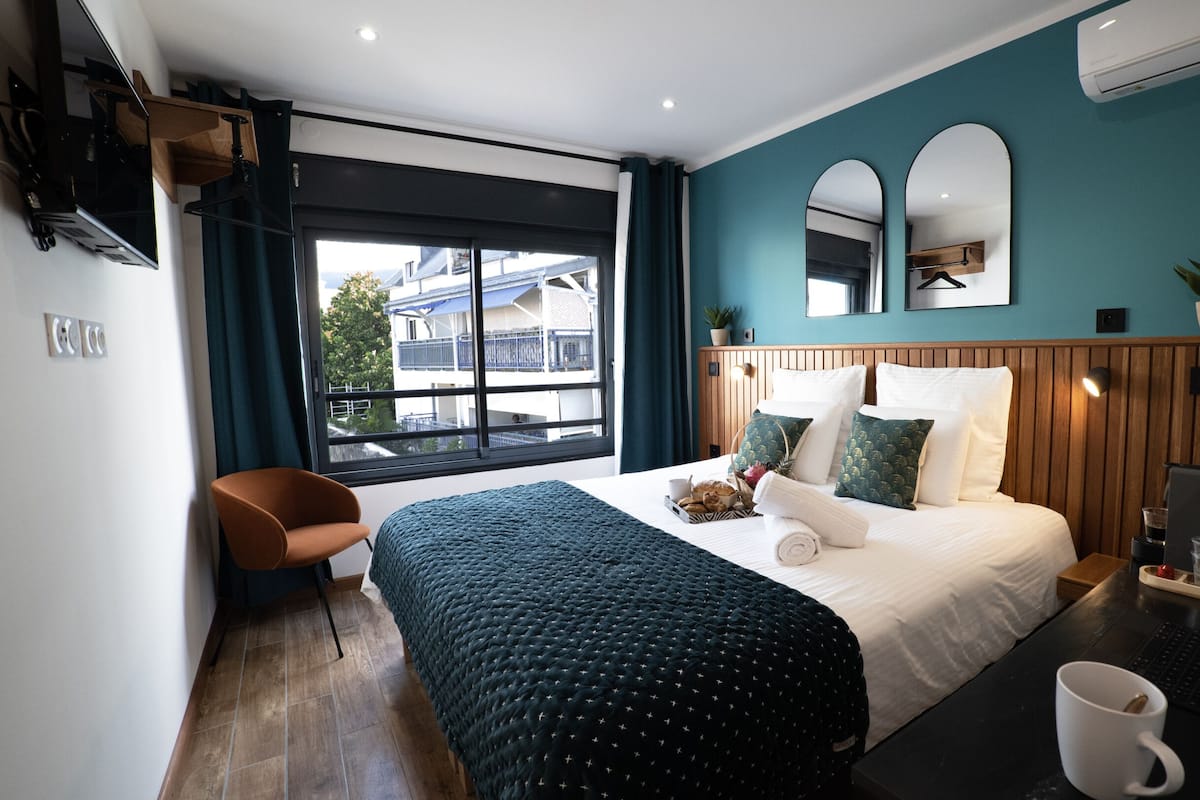 Exclusive Double Room, Hot Tub | 1 bedroom, desk, blackout drapes, soundproofing