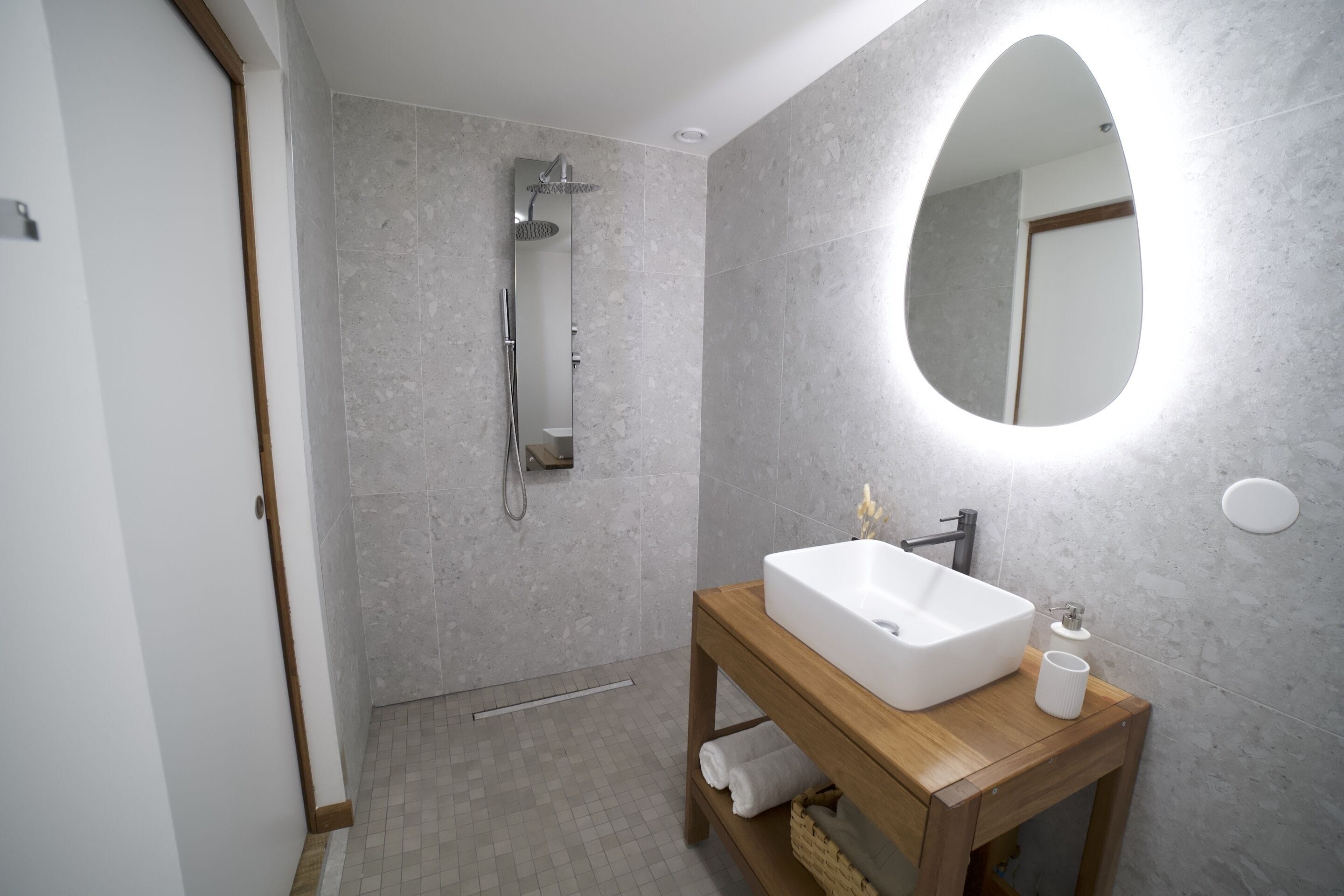 Kahden hengen exclusive-huone, poreamme | Kylpyhuone | Ilmaiset hygieniatuotteet, hiustenkuivaaja