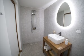 Exclusive Double Room, Hot Tub | Bathroom | Free toiletries, hair dryer - 10 Rue Du Four à Chaux (Saint-Denis)