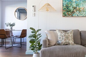Een smart-tv en boeken