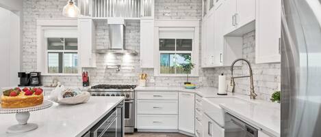 冷蔵庫、電子レンジ、オーブン、コンロ