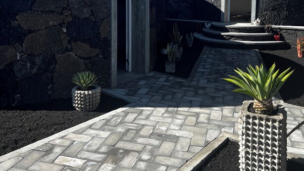 A stone building with a door and steps leading to a higher platform. - EcoFunco (Santa Catarina do Fogo)