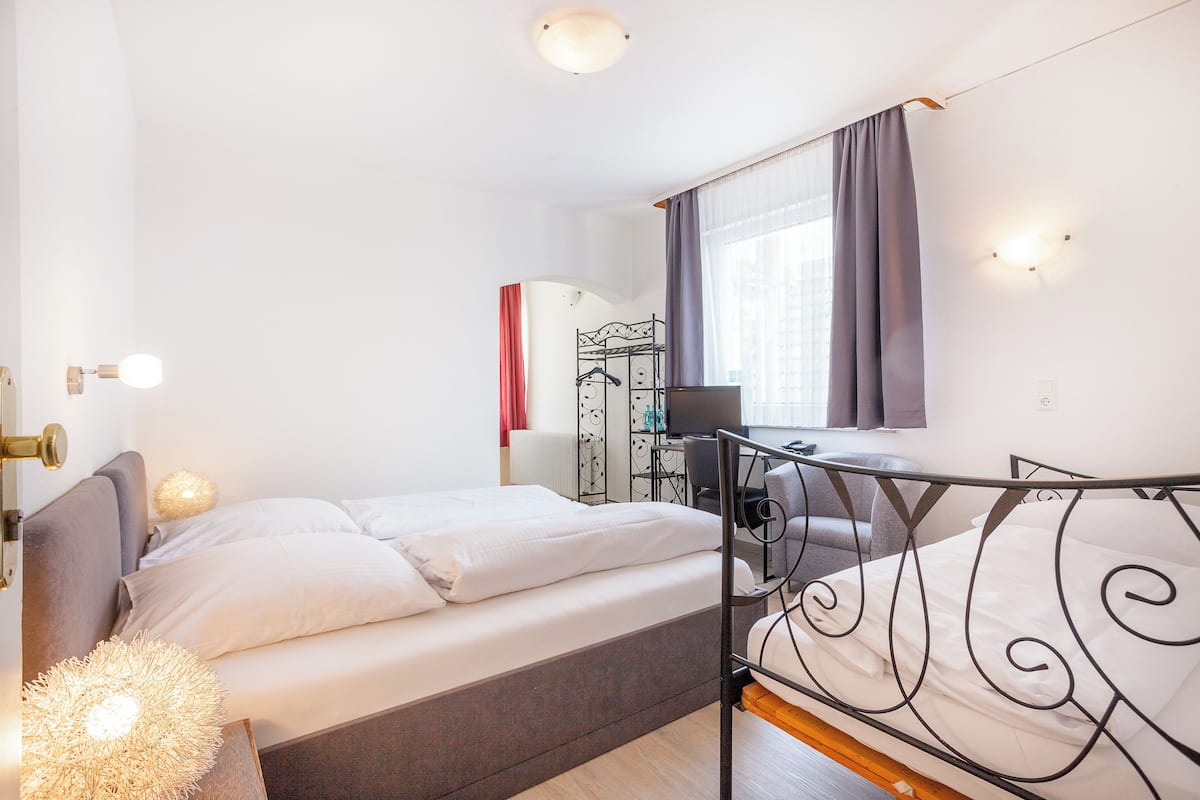 Kamer, 1 twee- of 2 eenpersoonsbedden | Een bureau, een laptopwerkplek, gratis wifi, beddengoed