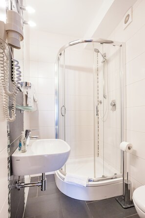 Quarto duplo | Banheiro | Secador de cabelo, toalhas de banho