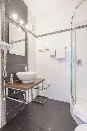 Single Room | Bathroom | Hair dryer, towels - Union Hotel by TM (Dortmund)