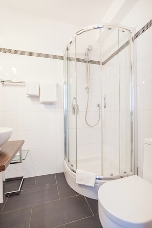 Single Room | Bathroom | Hair dryer, towels - Union Hotel by TM (Dortmund)