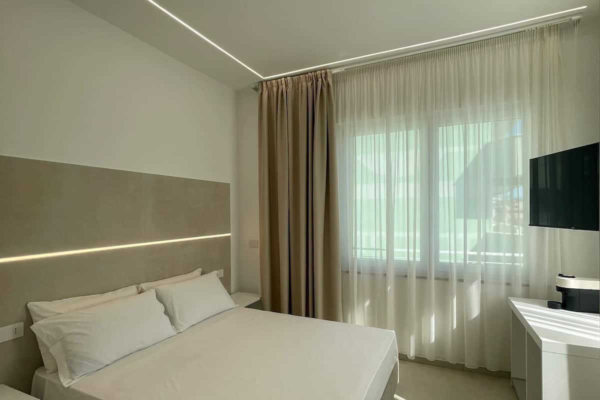 3 bedrooms, hypo-allergenic bedding, down duvets, memory-foam beds