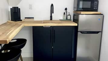 Microwave, coffee/tea maker, electric kettle, toaster