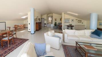 Deluxe Apartment | Living area