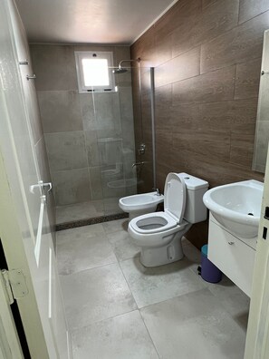 Bruser, hårtørrer, bidet, håndklæder