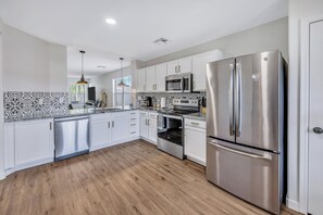 Kjøleskap, mikrobølgeovn, ovn og kokeplater