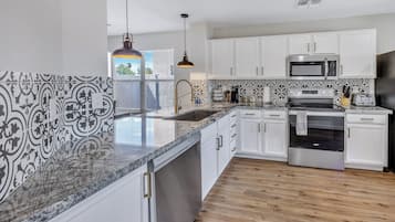 Een koelkast, een magnetron, een oven, een kookplaat