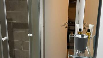 Dusche, Haartrockner, Bidet, Handtücher